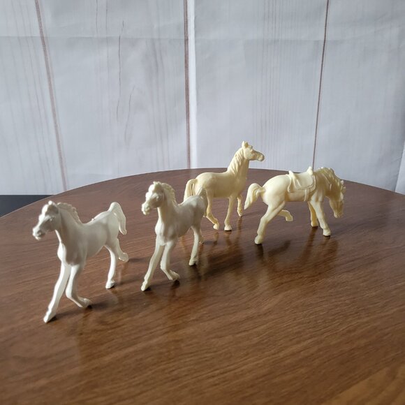 Vintage 1960’s Toy Plastic Horse Figure Set of 4 (White/Cream) - Picture 2 of 8